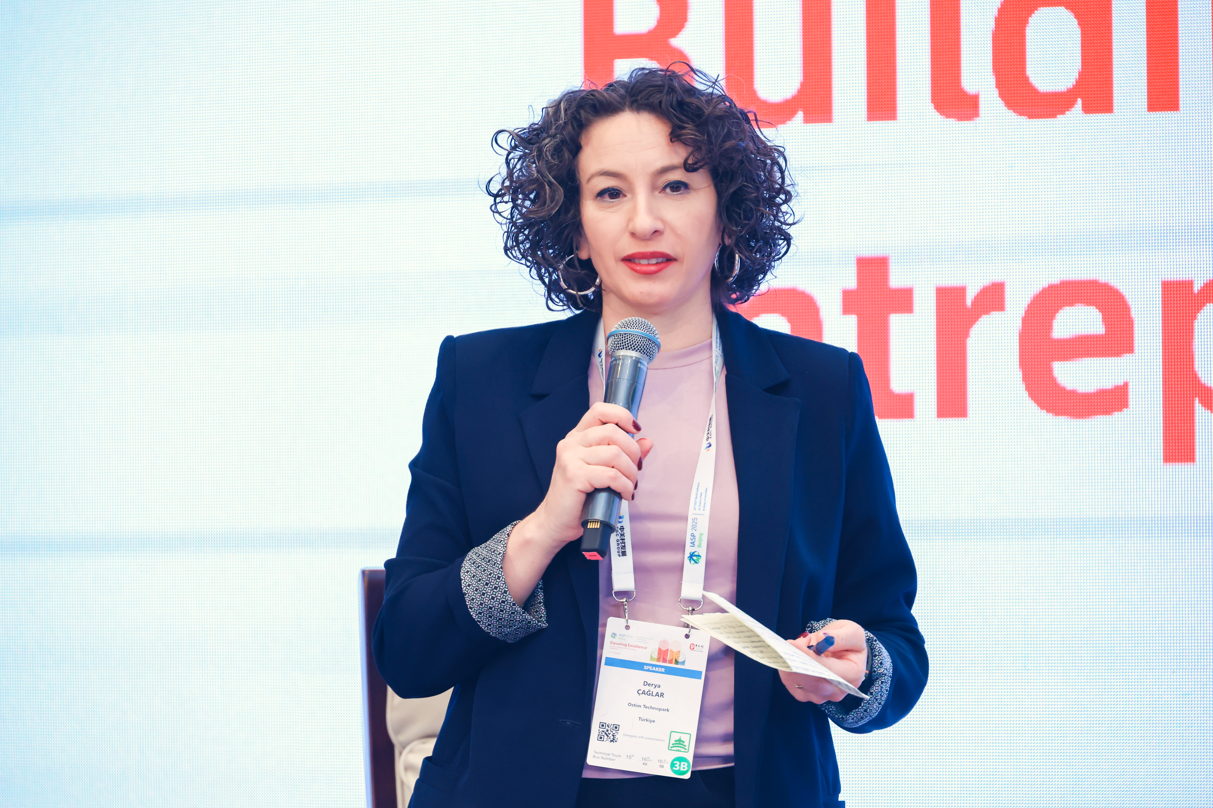 Dr. Derya Çağlar, IASP 2025 Dünya Konferansı’nda Moderatörlük Yaptı